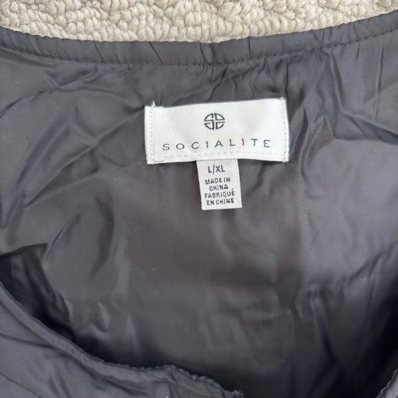 NWOT trendy Oversized quilted vest - Picture 2 of 2